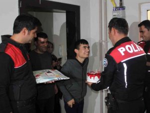 Erzincan polisinden engelli çocuğa doğum günü sürprizi