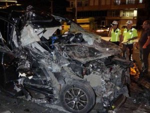 Tıra arkadan çarpıp hurdaya dönen ticari araç sürücüsü hafif yaralı kurtuldu