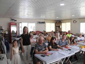 Savaştan kaçan Ukraynalılara Türkçe öğretiyor