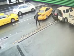 İstanbul’da dehşet anları kamerada: Kasklı saldırgan hasmına kurşun yağdırdı