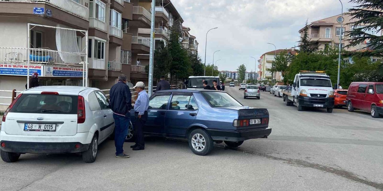 4 aracın karıştığı kazada 3 kişi yaralandı