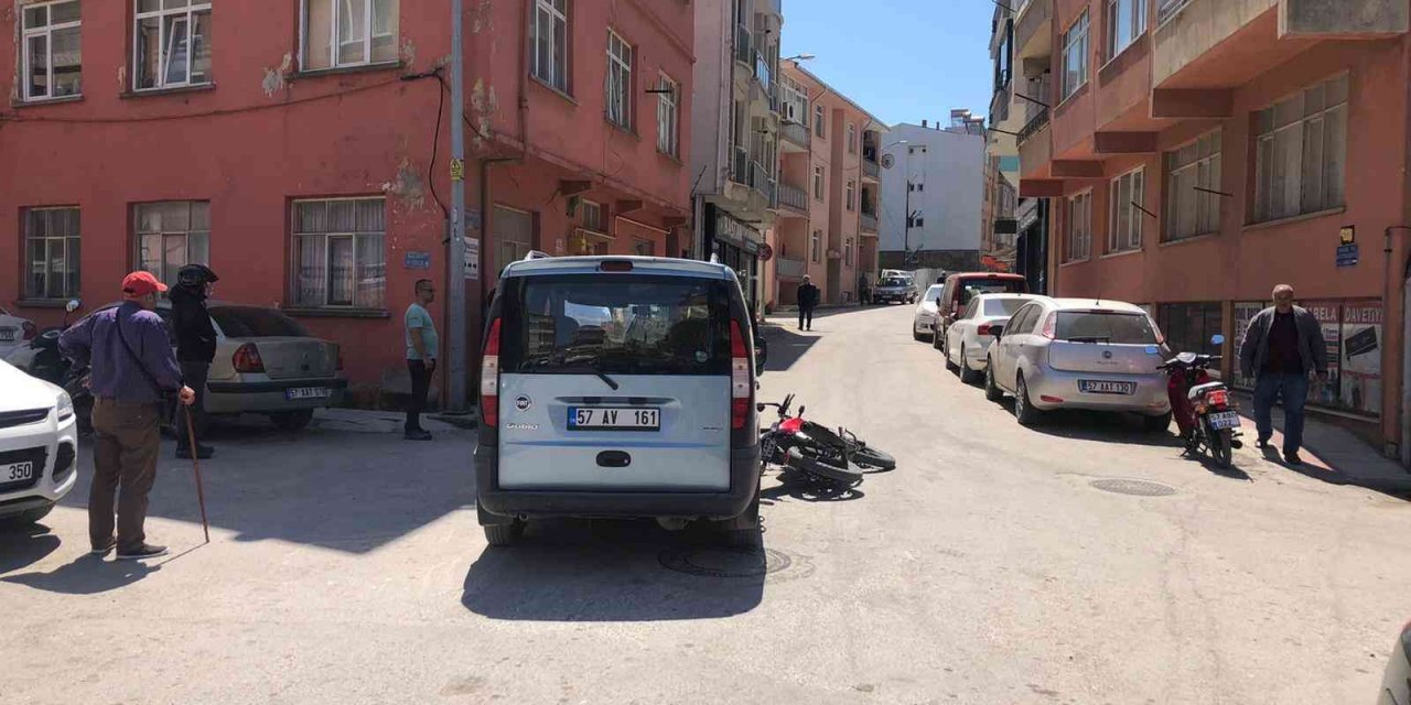 Sinop’ta hafif ticari araçla motosiklet çarpıştı: 1 yaralı