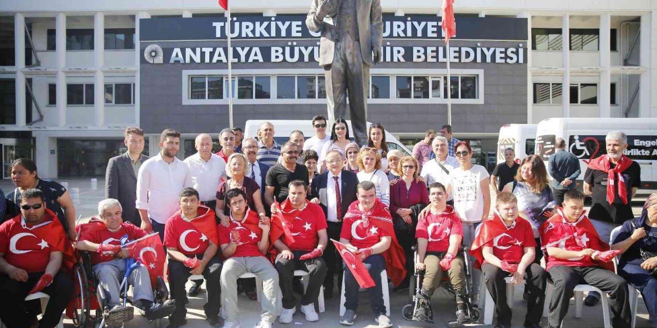 Özel bireyleri davul zurnayla askere uğurladılar