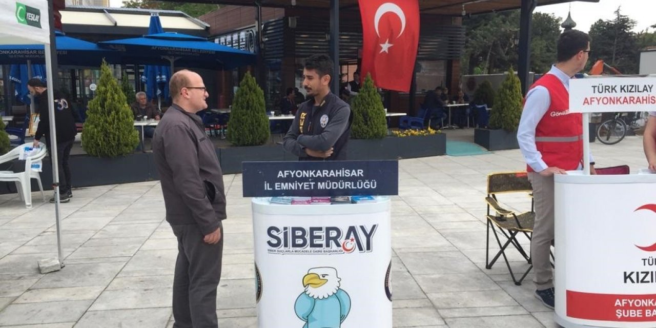 Polis açtığı stant ile vatandaşları bilgilendirdi