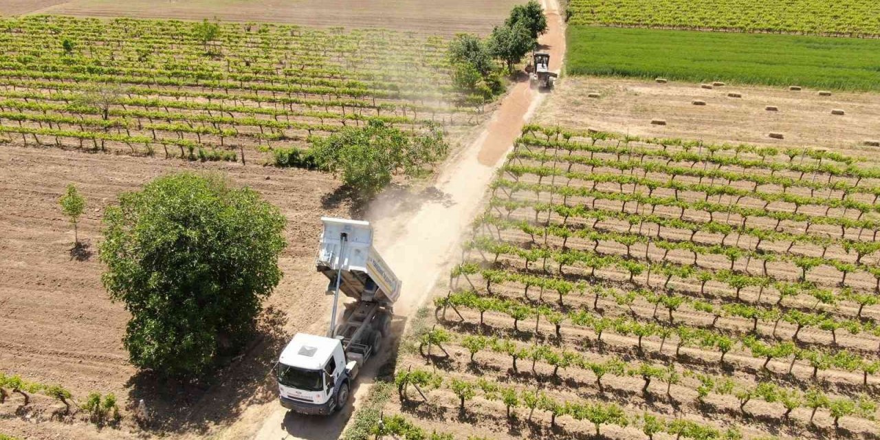 Yunusemre Belediyesi ova yollarını düzenliyor