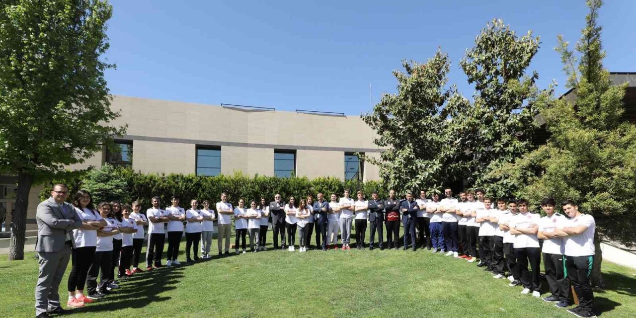 Başkan Fadıloğlu Milli sporcularla buluştu
