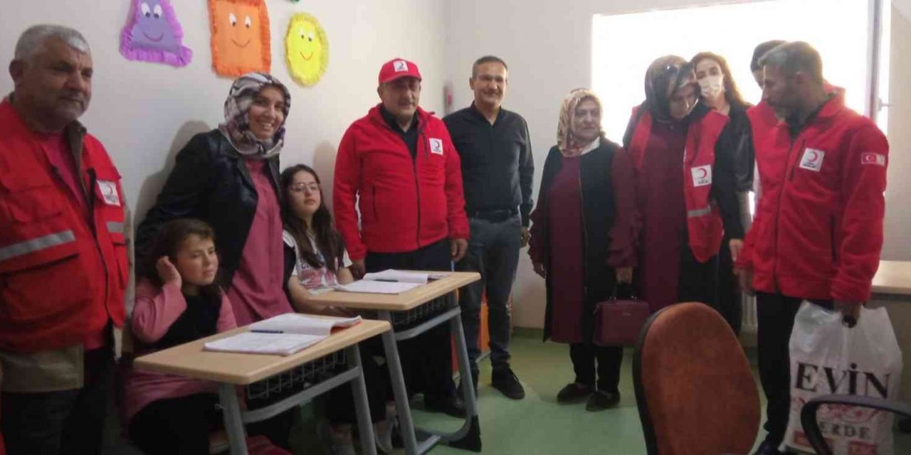 Kızılay gönüllüleri engellileri unutmadı