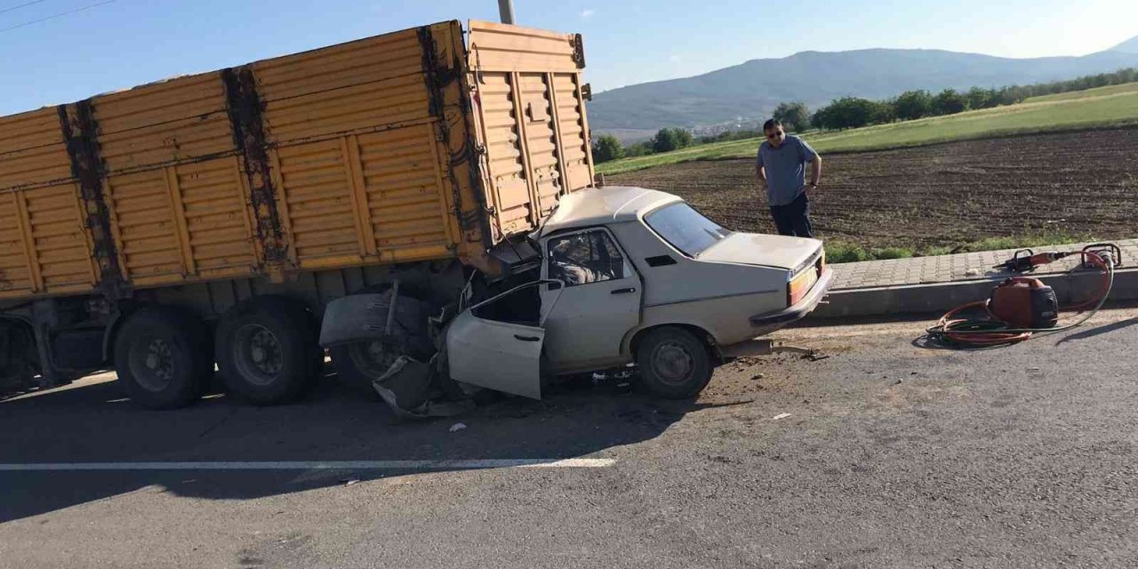 Tıra arkadan çarpan otomobil bir aileye mezar oldu