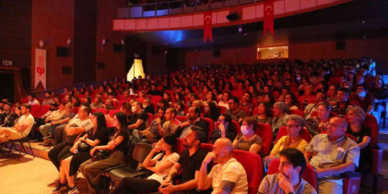 Efeler’in tiyatro oyununa vatandaşlar yoğun ilgi gösterdi