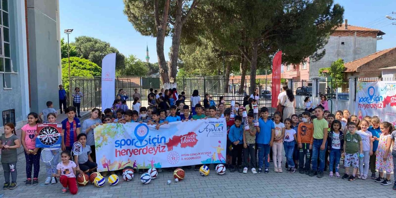 Aydın’da binlerce çocuğa spor malzemesi dağıtıldı