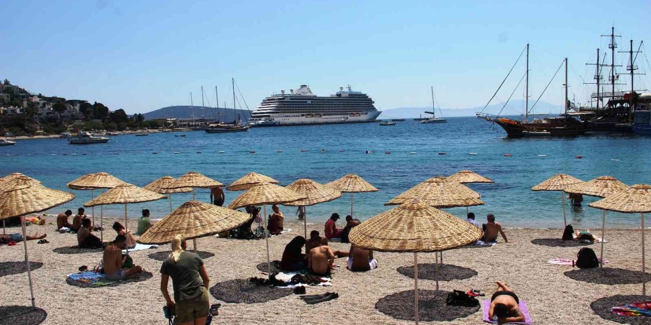 Dev gemiden 265 turist inince esnaf şok oldu