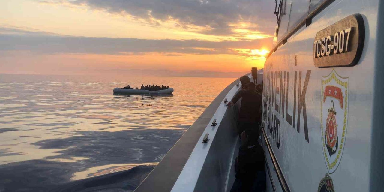 İzmir açıklarında 52 düzensiz göçmen yakalandı