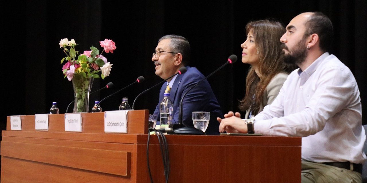 Üniversiteli gençlerle sosyal medya bağımlılığı konuşuldu