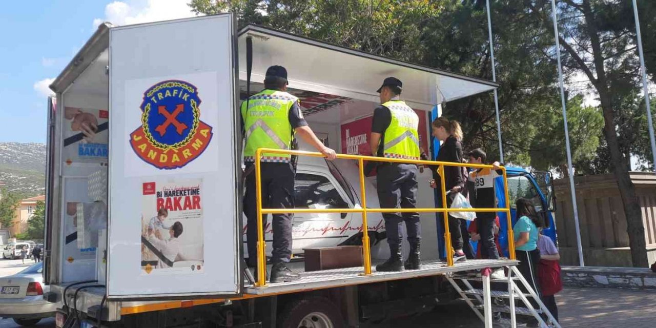 Emniyet kemerinin önemini simülasyon aracıyla anlatıldı