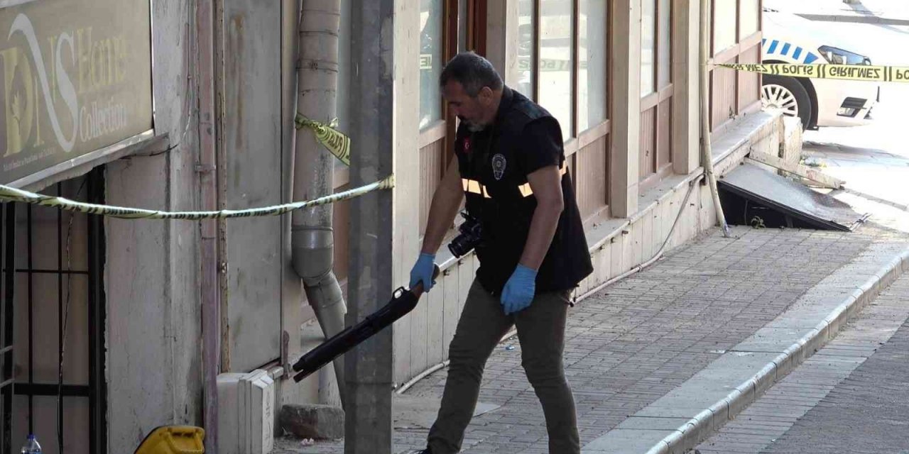 Alacağı için gittiği iş yerinde pompalı tüfekle vuruldu
