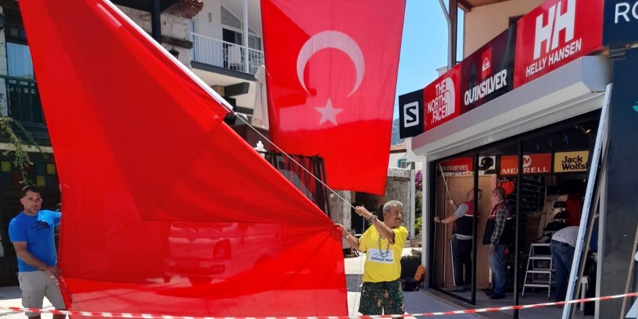 23 Nisan’da mahalleyi bayraklarla donatmıştı, 19 Mayıs için de hazırlık yaptı