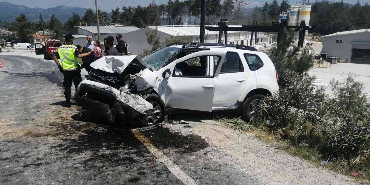 Araçlarında sıkışan sürücüleri itfaiye ekipleri kurtardı