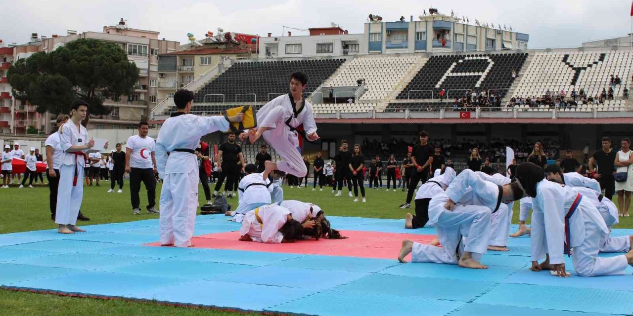 Gençlerin gösterileri ayakta alkışlandı