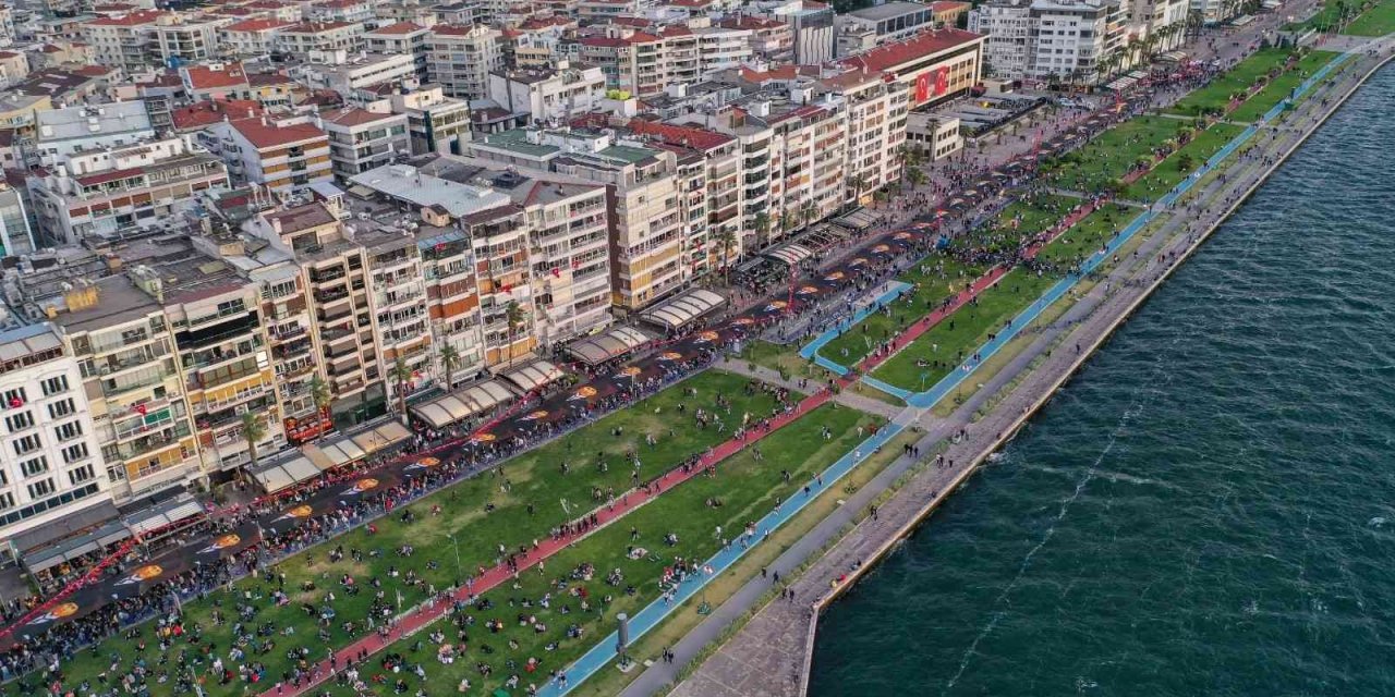 Binlerce İzmirli genç, 350 metrelik Atatürk posterini taşıdı