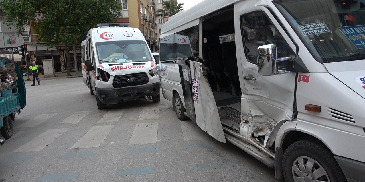 Hasta taşıyan ambulans dolmuşla çarpıştı; 2 yaralı