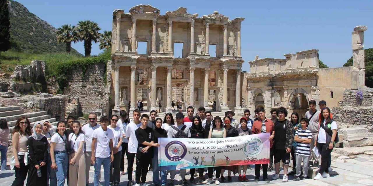 İzmir polisinden öğrencilere gezi morali