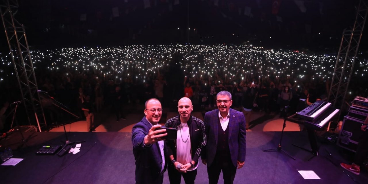 Pamukkale’de binlerce genç ‘Gripin’ konserinde coştu