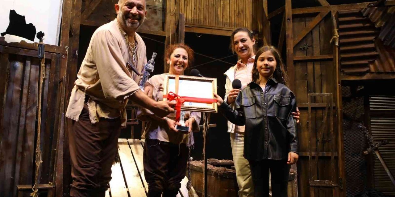 Pamucak sahilinde ilk tiyatro oyunu:  “Bir Baba Hamlet”