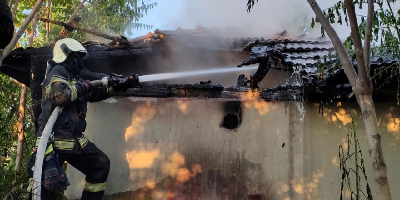 Denizli’de tek katlı ev alevlere teslim oldu