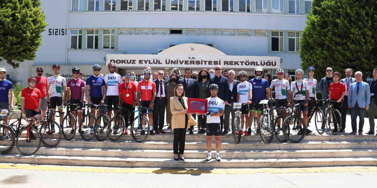 Al bayrağımızı, bisikletle DEÜ Bayrakbilim Müzesine ulaştırdılar