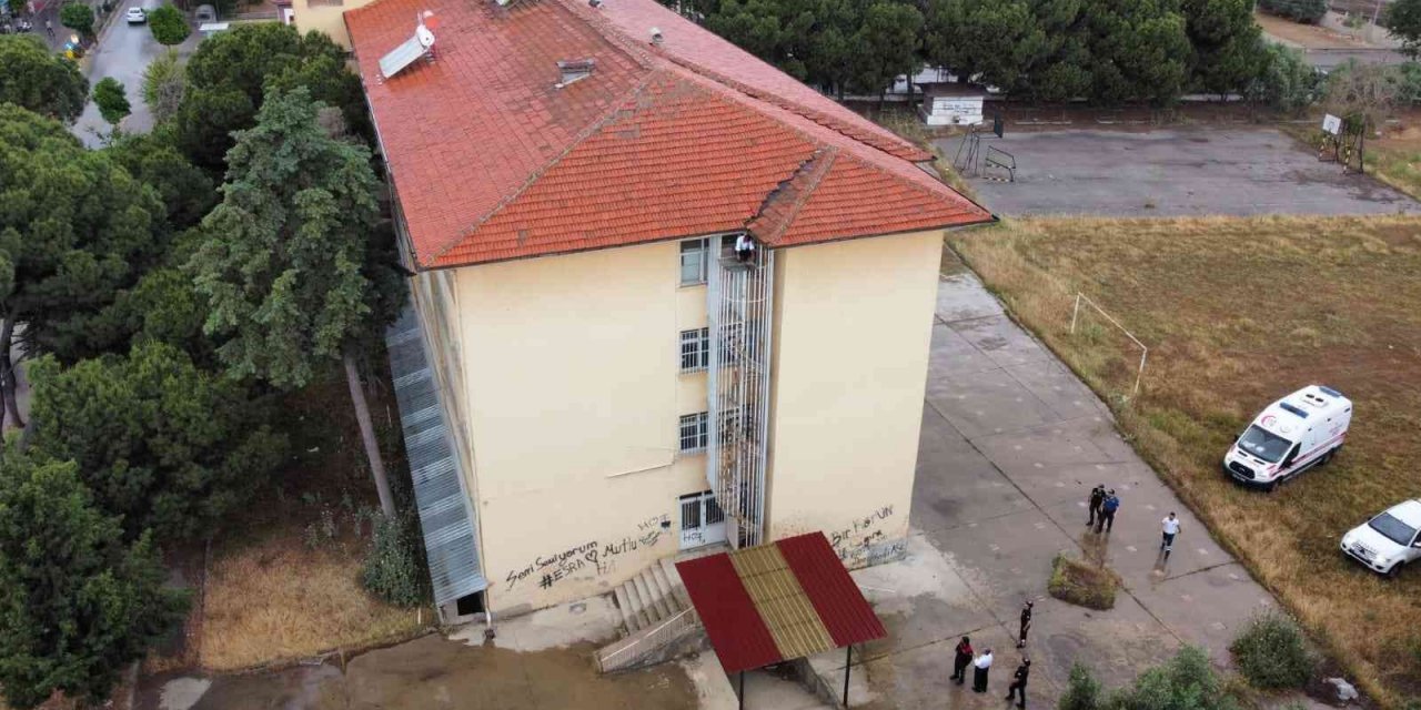 Kız arkadaşı ile kavga etti, yangın merdivenine tırmandı