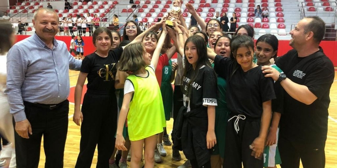 Bayraklı’da okullar arası basketbol turnuvası