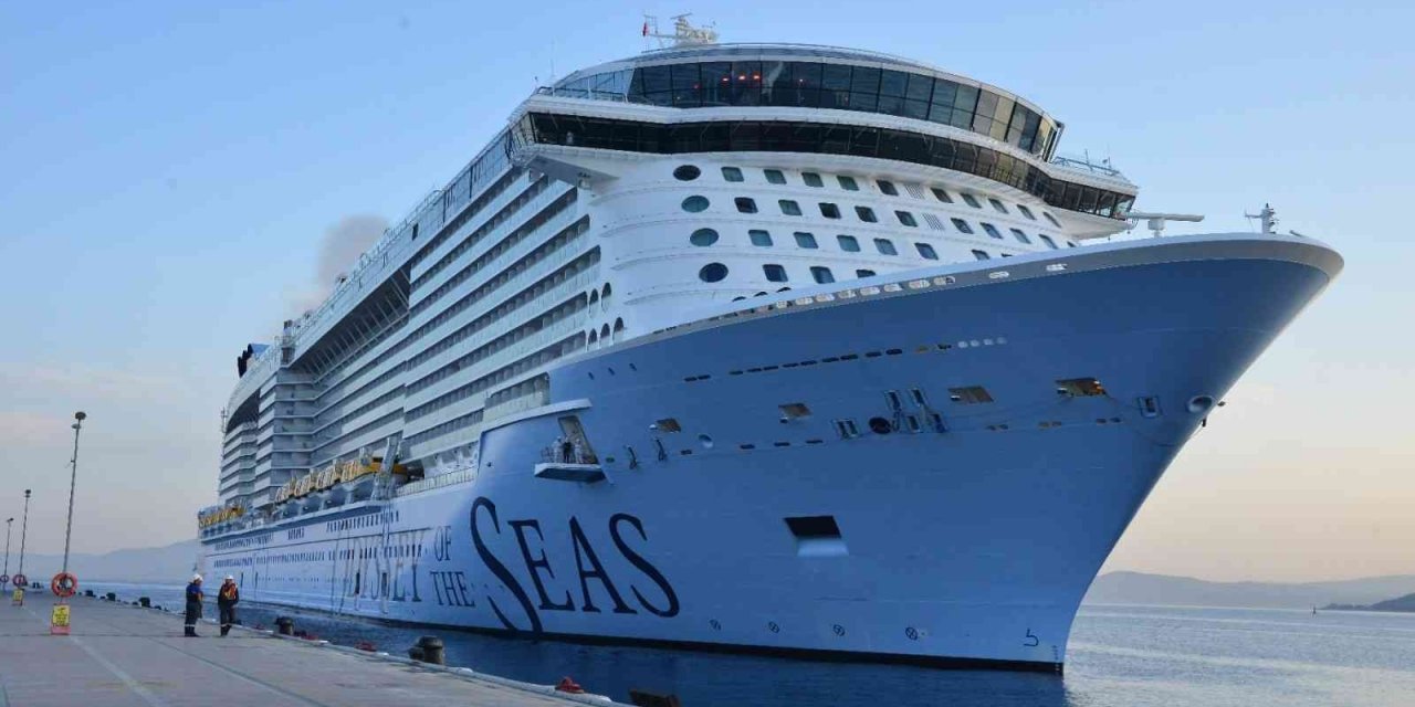 Türkiye’ye gelen en büyük gemi Kuşadası’na ikinci seferini gerçekleştirdi