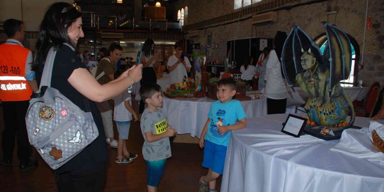 En tatlı festival: Çikolata ve pastadan dev heykeller