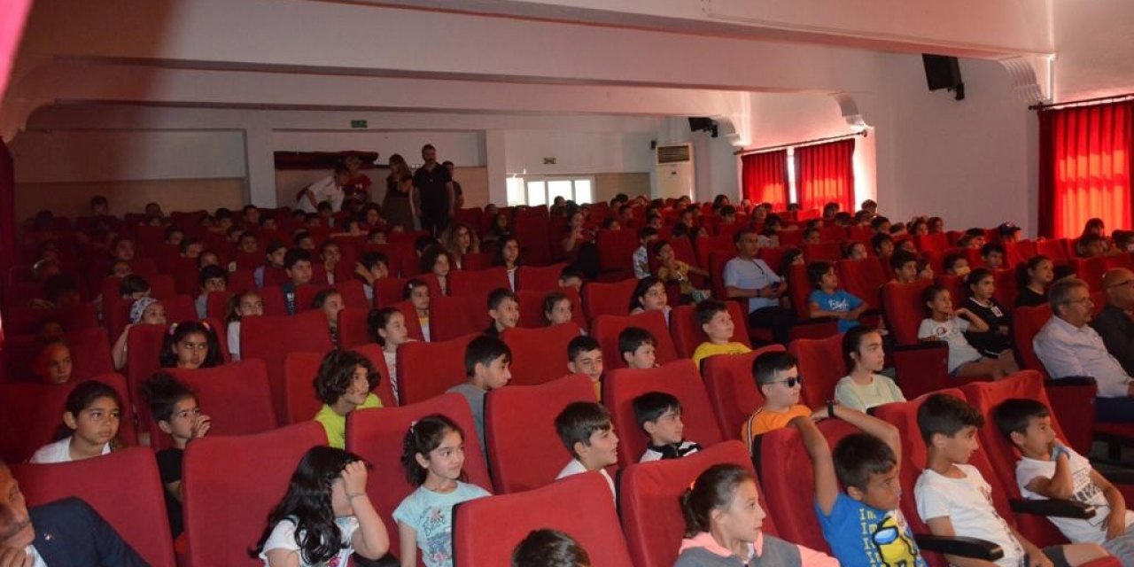 Köyceğizli öğrenciler “Tinga ve Dedektifler” oyununu izledi