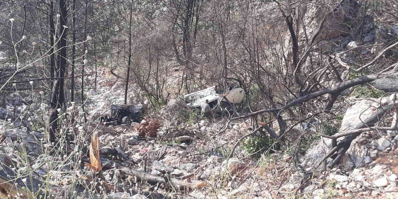 35 metrelik uçuruma yuvarlanan otomobilden sağ kurtuldular