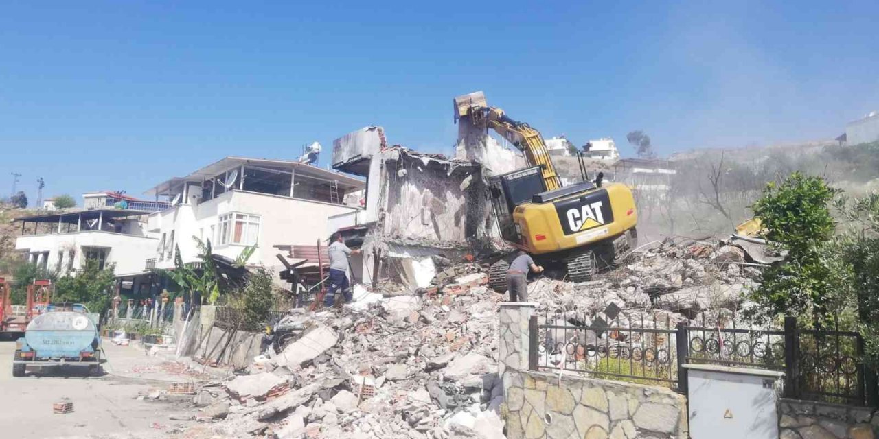 Milas’ta yangında ağır hasar gören yapılar yıkılıyor