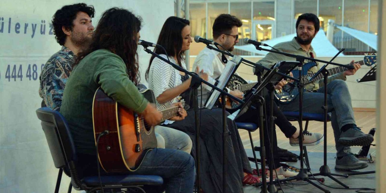 100 yıllık şarkılar seslendirildi