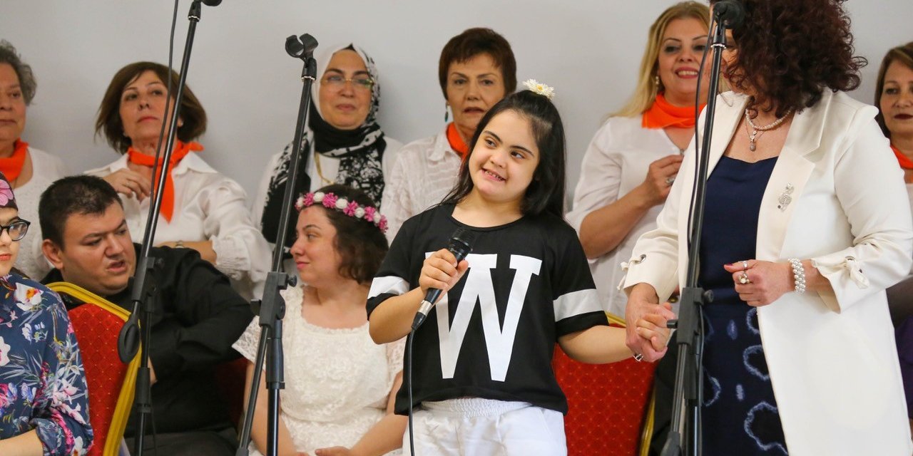 Özel gereksinimli bireyler anneleriyle konser verdi