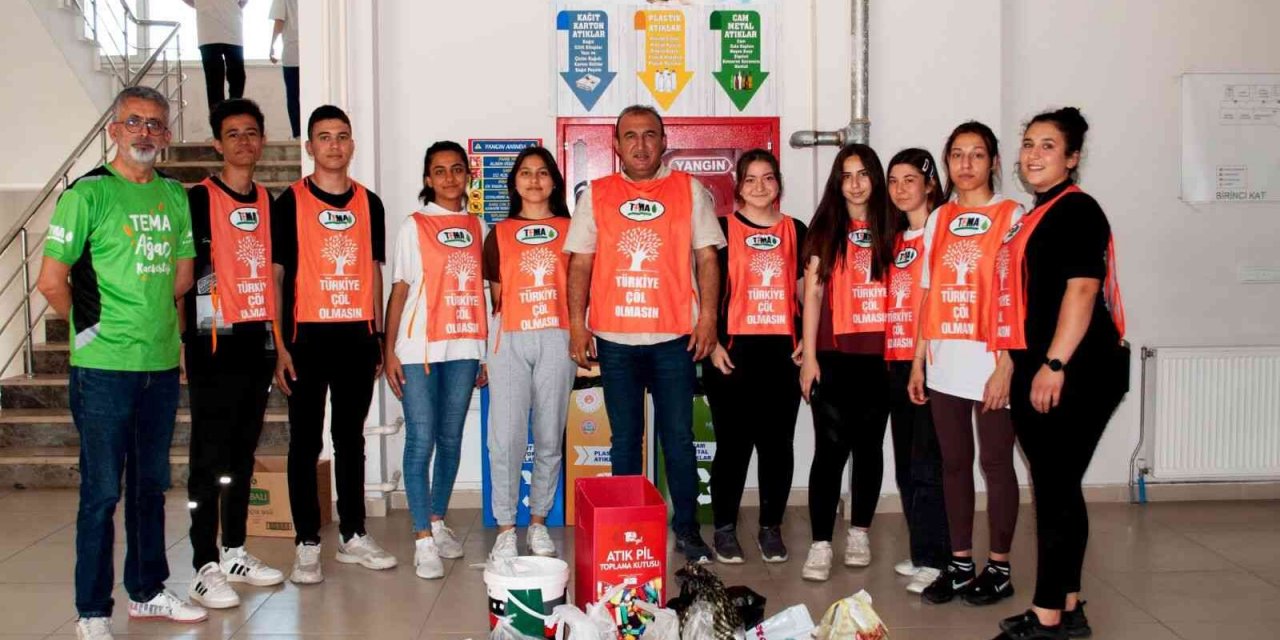 Milas’ta öğrenciler topladıkları atık pilleri teslim etti