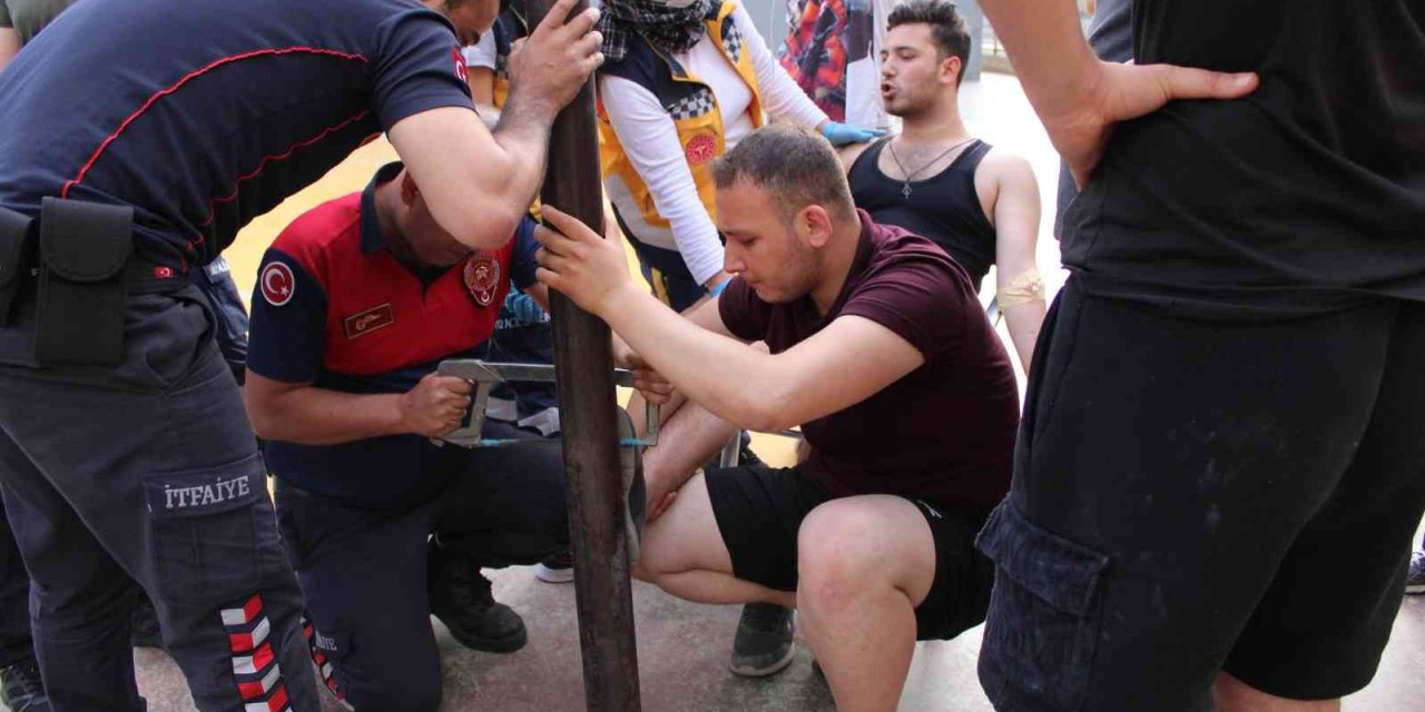 Öfkesine yenildi, ayağı demire saplandı