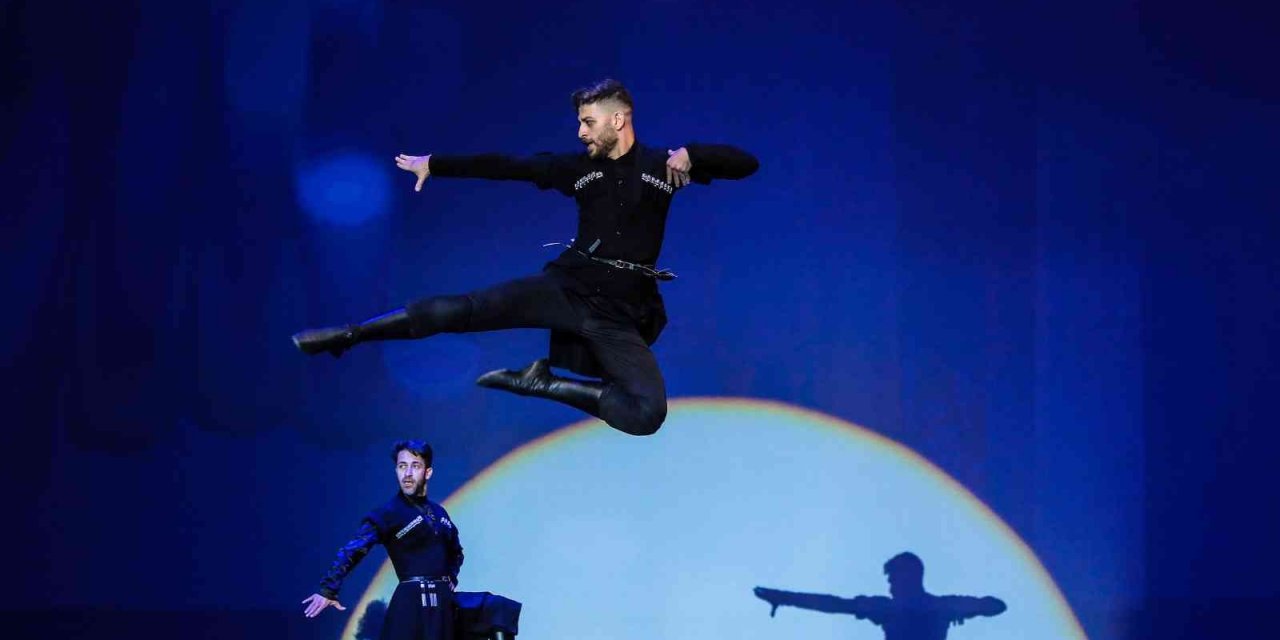 180 kişilik dev kadro dans performanslarıyla göz kamaştırdı