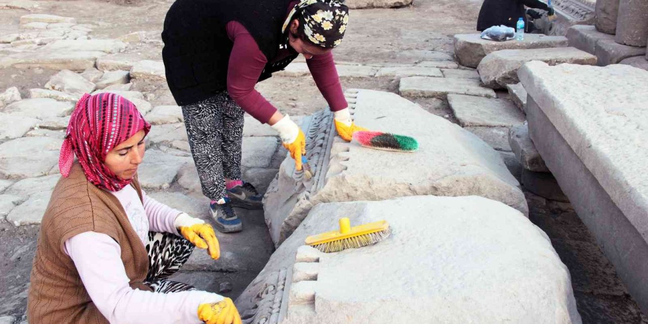 Arkeolojiye kadınlardan hassas dokunuş