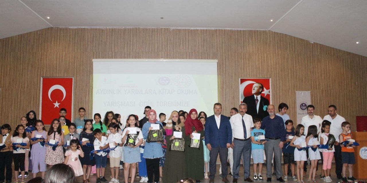 ’Aydınlık Yarınlara’ kitap okuma yarışmasında dereceye girenler ödüllendirildi