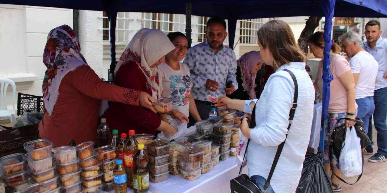 Hem okullarını tanıttılar hem destek oldular