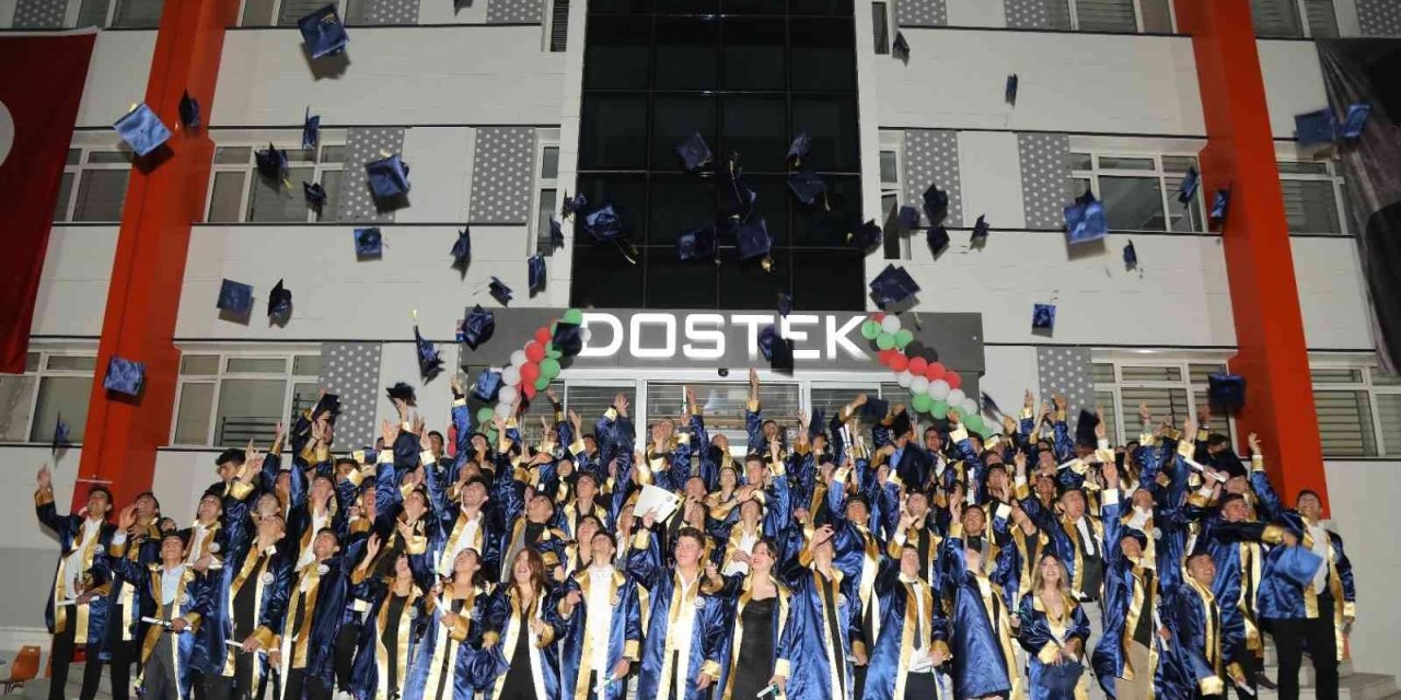 DOSTEK Koleji’nde 119 öğrenci mezuniyet heyecanı yaşadı