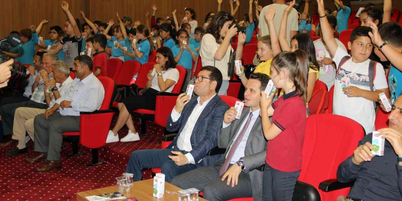 Dünya süt gününde süt içtiler