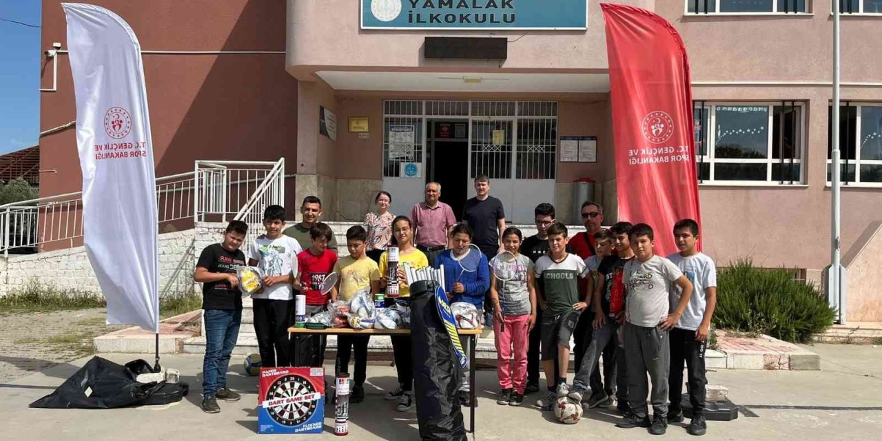 Kuyucak’ta öğrencilere spor malzemesi yardımı yapıldı