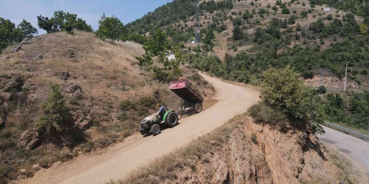 Apaklar’da yol çalışmaları başladı