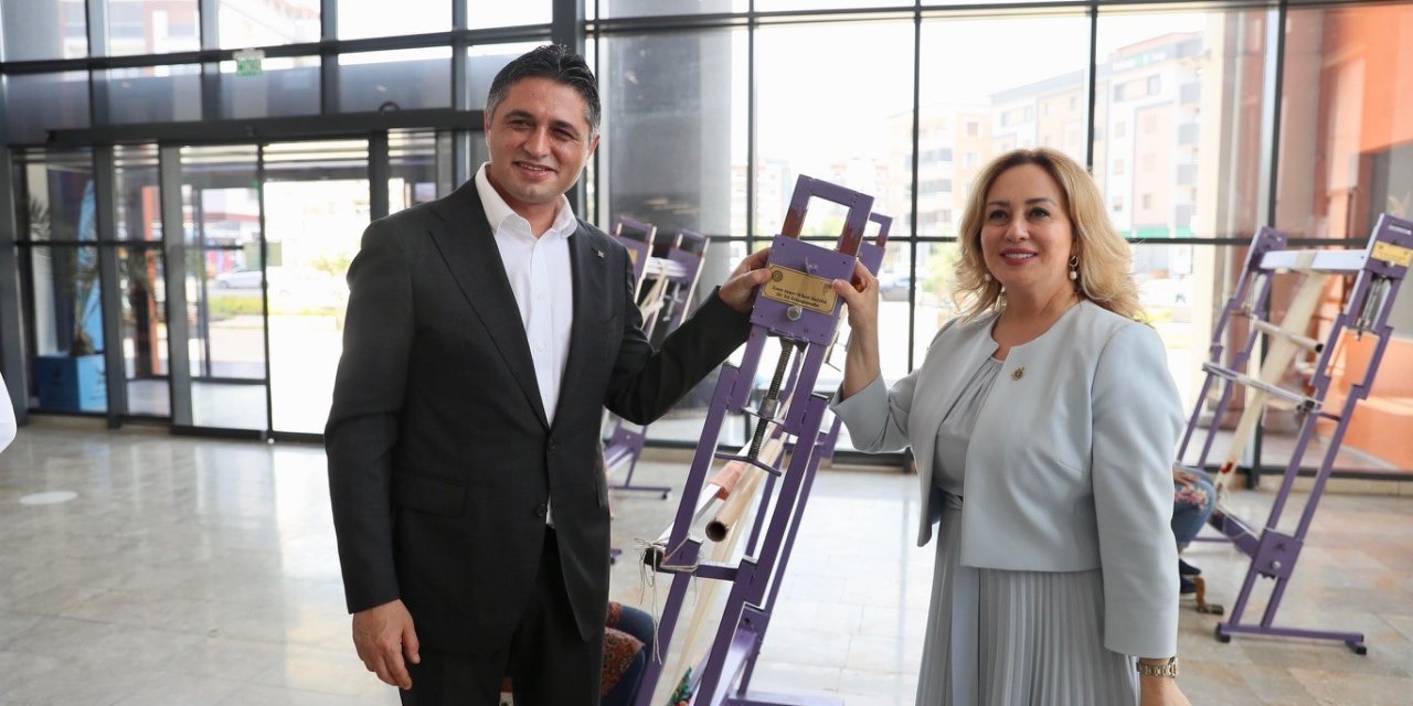 Aliağa Gençlik Merkezi’nde "Tarihi Helvacı Kilimi Sergisi"