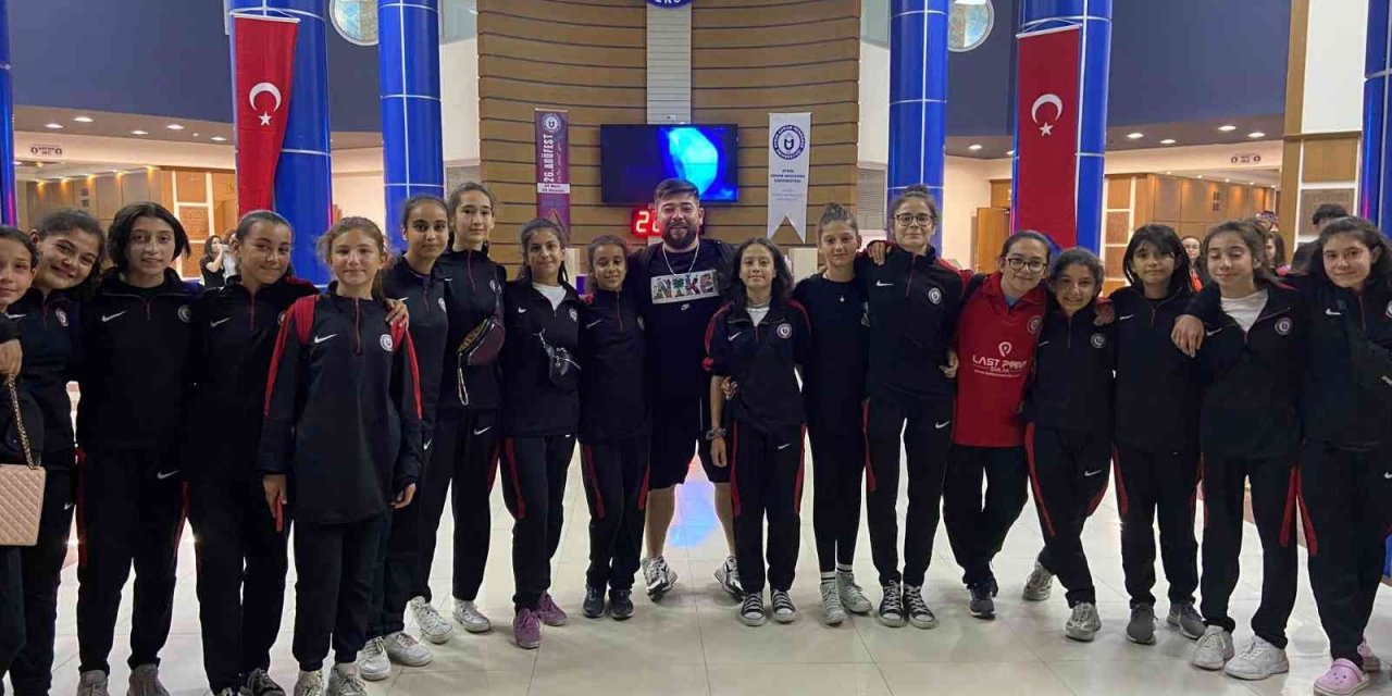 Koçarlı Belediyesi Voleybol Takımı tiyatroda buluştu